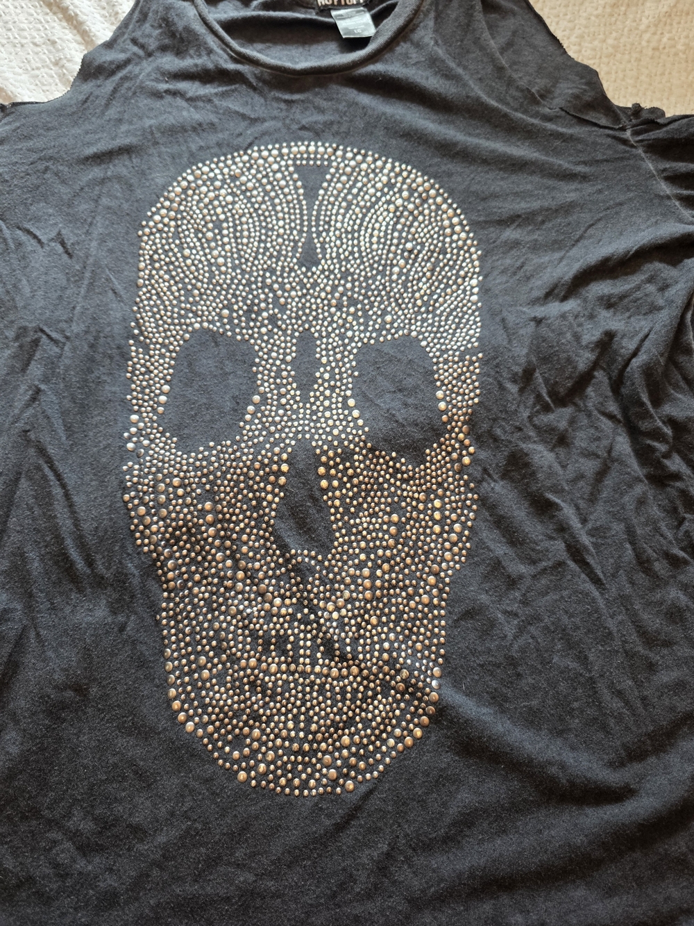 Hot Topic Gray Cold Shoulderb Tee with Silver Stud Skull - Picture 2 of 3